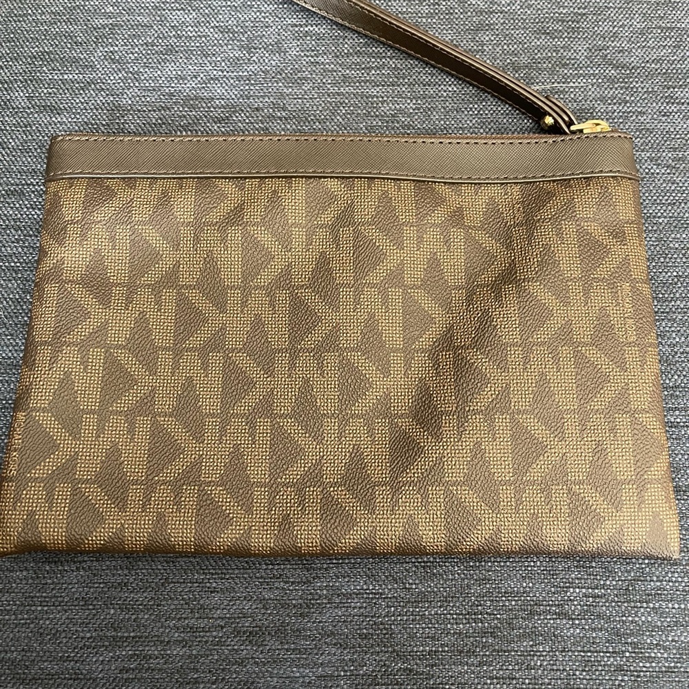 Micheal Kors wallets like new pick up in bayshore ny